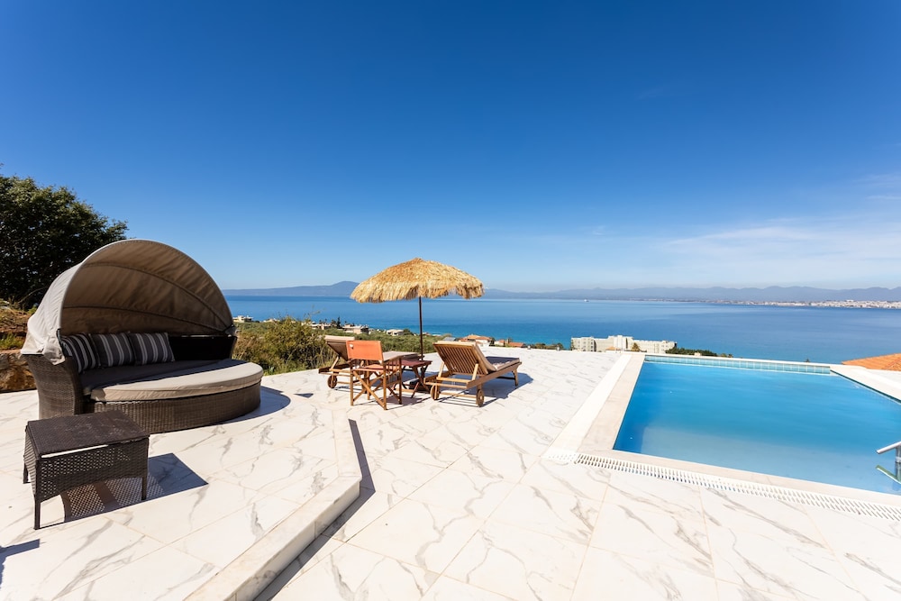 Seaview Getaway With Pool Panoramic Views