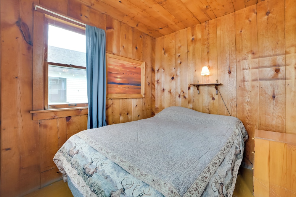 On Lake Huron: Pet-friendly Cabin in Cedarville!