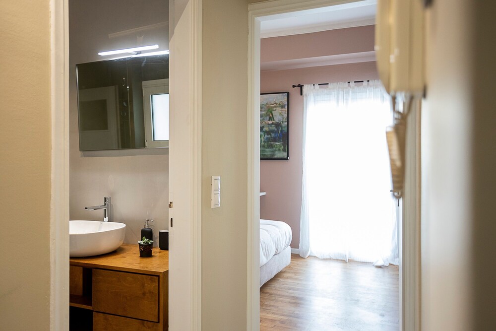 Spacious 2-bedroom Retreat in the Heart of Athens