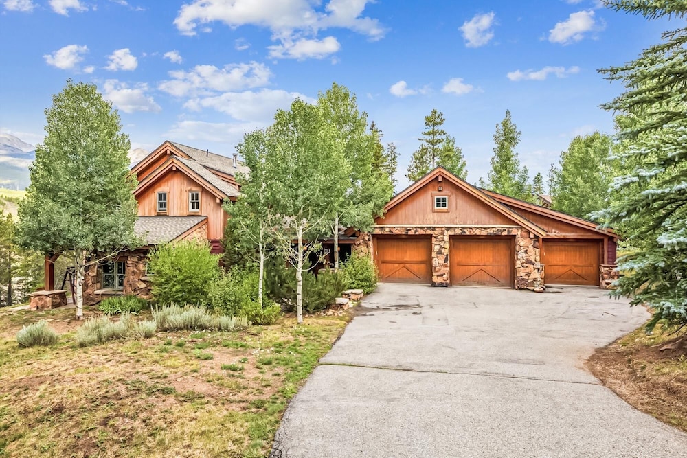 Little Bear Lodge 4 Bedroom Home