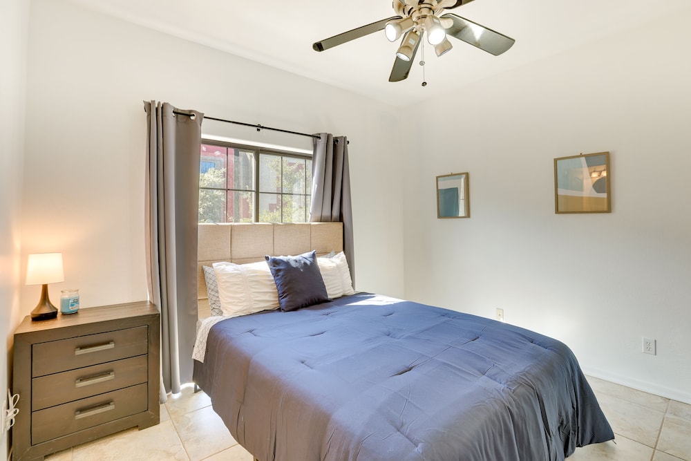 Rooftop Patio, Skyline Views: Phoenix Townhome!