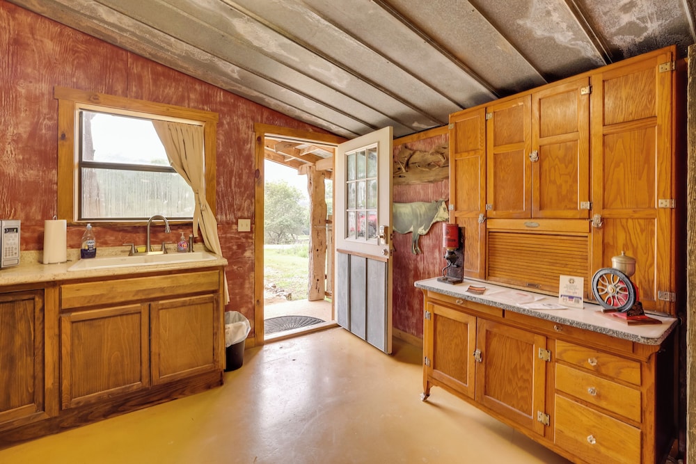 Rural & Horse-friendly Cabin ~ 24 Mi to Bandera! view 5