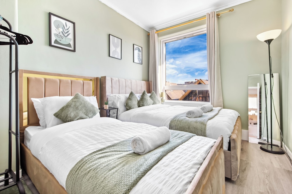 Modern 2-Bed Apartment Sleeps 7