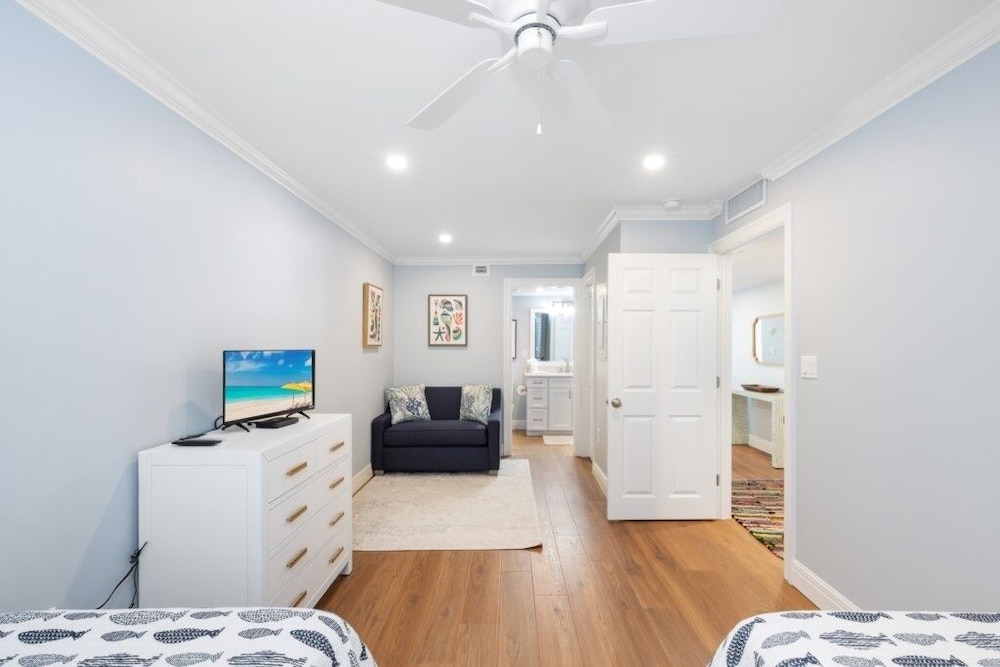 Kings Crown 117 2 Bedroom Condo
