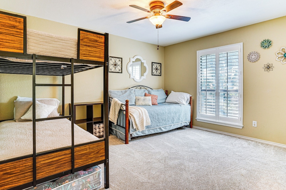 Patio & Yard: Family Home 12 Mi to At&t Stadium!