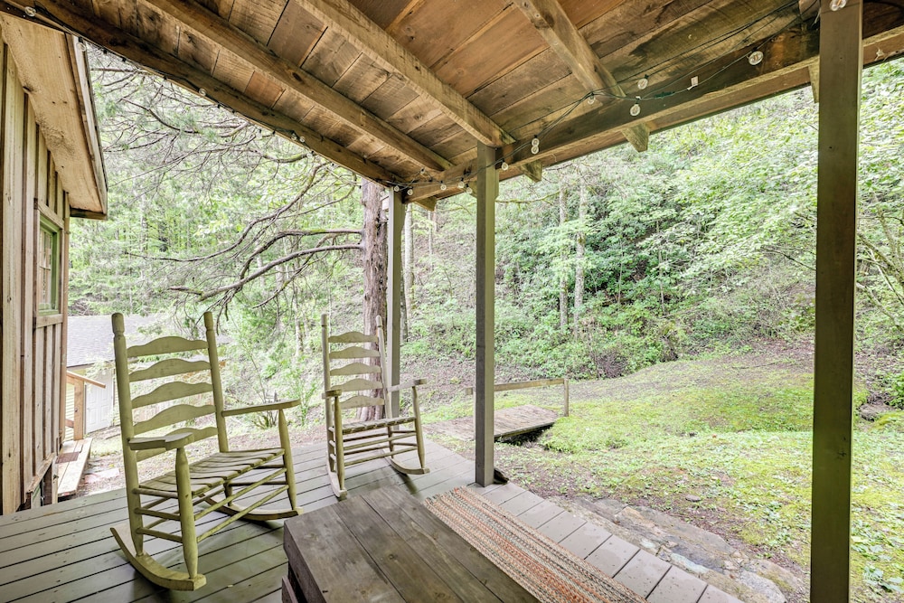 Trail Access & Tranquil Setting: Franklin Retreat!