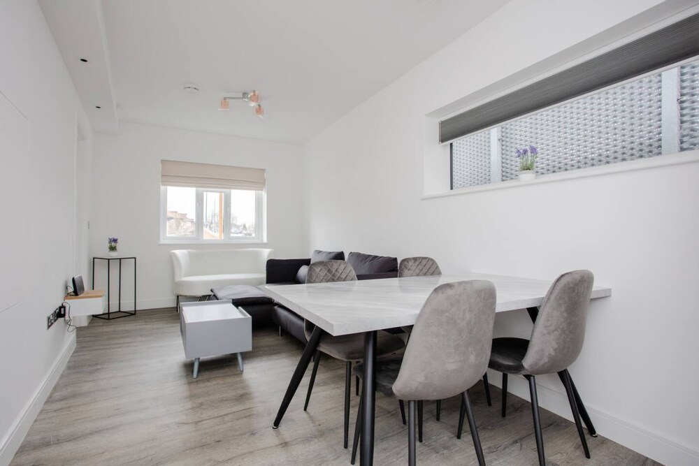 Designer 2 Bedroom Apartment in West London