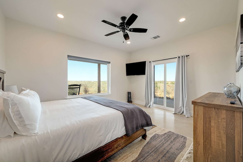 Secluded Hill Country Getaway Stunning Views Fire Pit 15 Min to Main Street 12 Guests