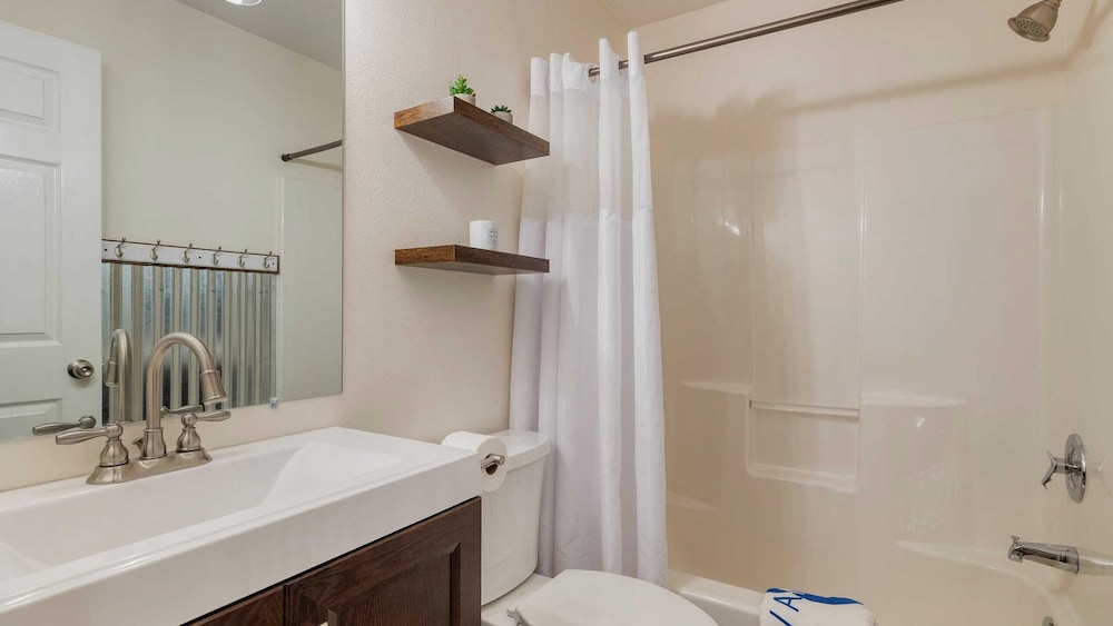 Stylish Forest Getaway on Whidbey Island Near Beaches, Wineries & Trails Cedarview Retreat by Avantstay