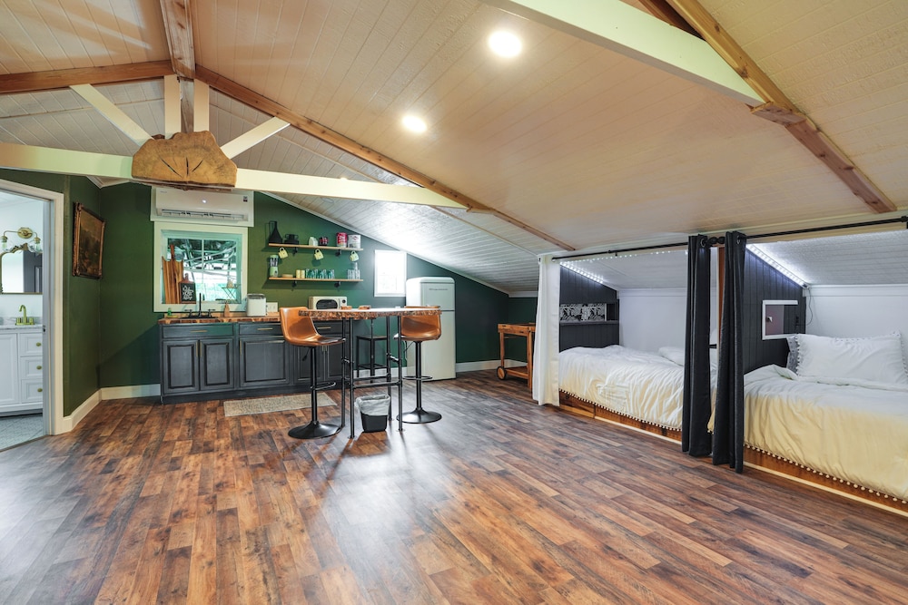Cozy Altoona Studio w/ Fire Pit: Farm On-site!