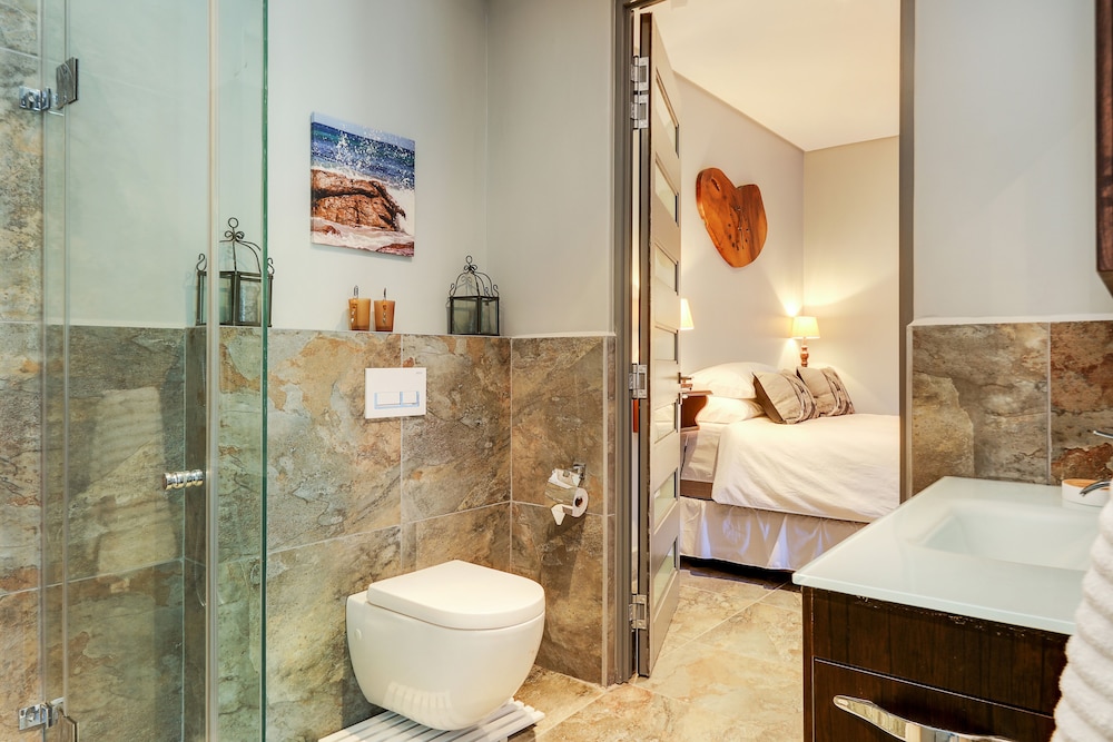 Campsbay Seaview Apartment view 3