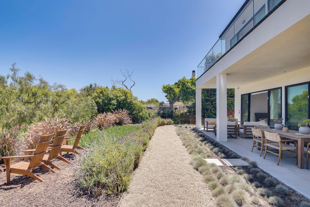1 Mi to Point Dume: Mtn-view Escape w/ Patio!