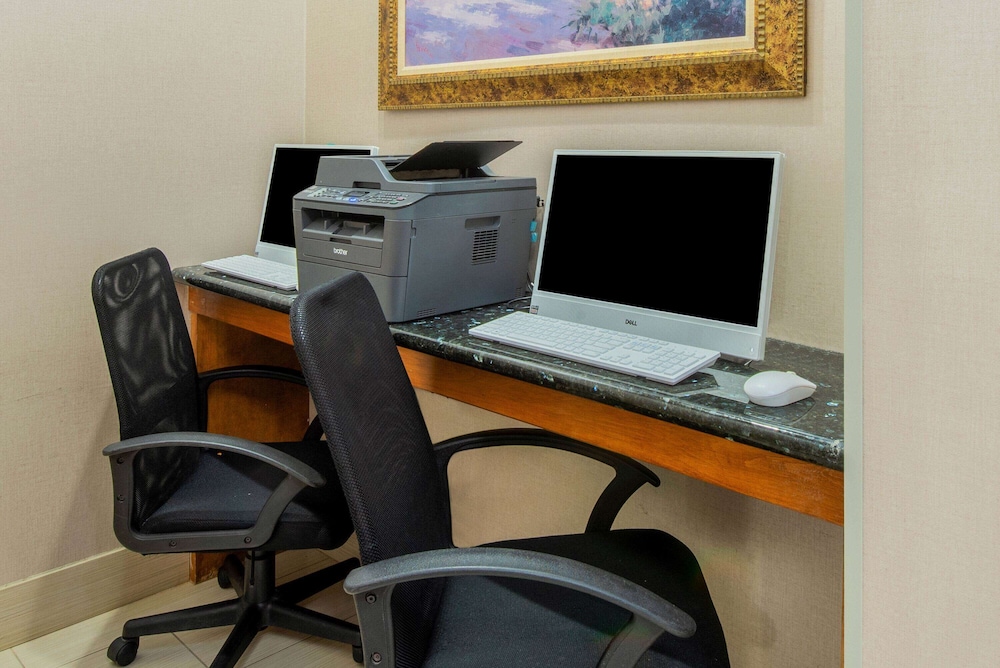 Gainesville Vacations - La Quinta Inn  Suites by Wyndham Gainesville - Property Image 4