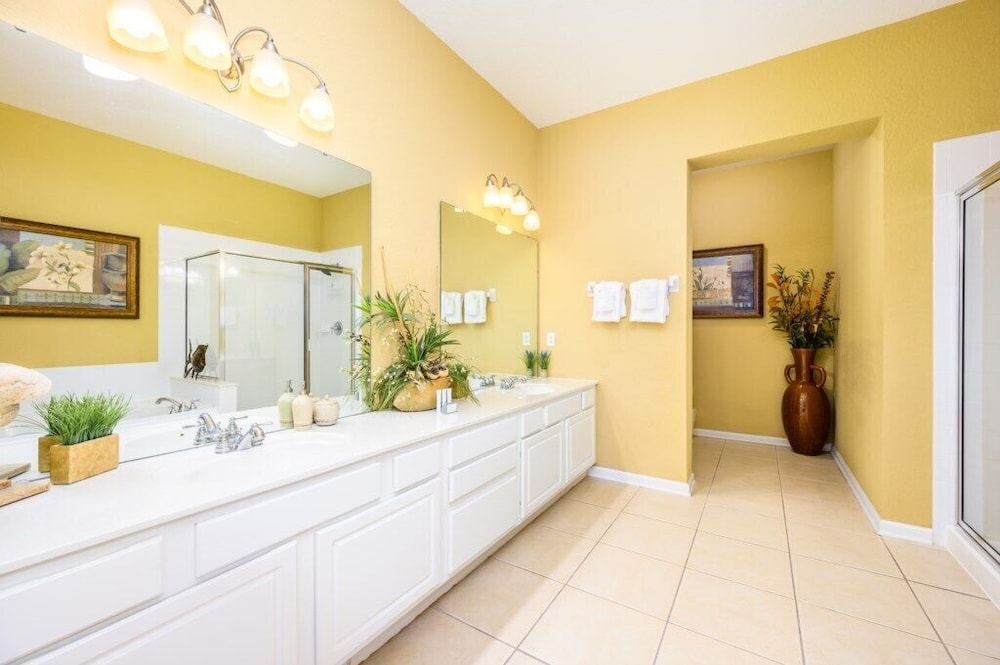 Tropical Lakeview Condo w. Vegas Game Room - 1014