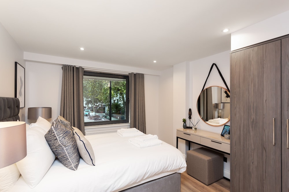 The Carlyle - Elegant Serviced Apartments