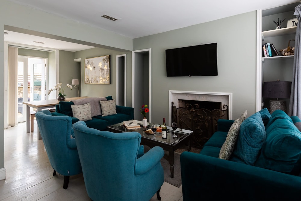 Stylish 4-bedroom Townhouse in the Heart of Bath