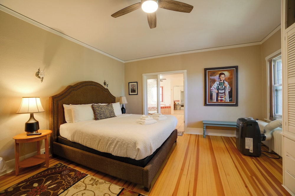 Inviting Colorado Springs House w/ Spacious Deck!