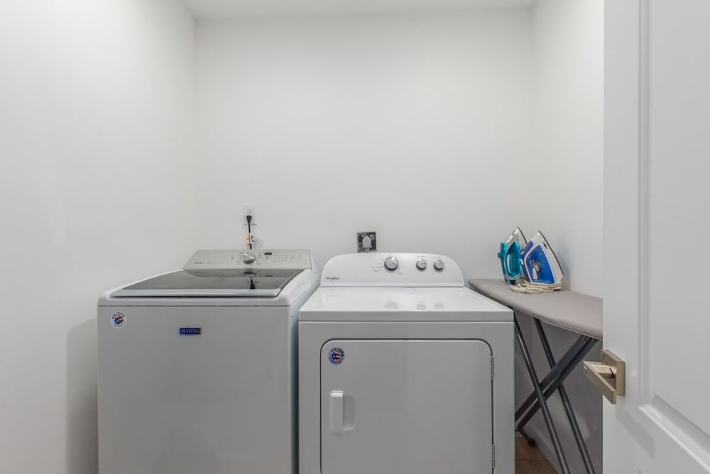 Ochenta Modern Retreat Htd Pool Spa Putt Grn Gym
