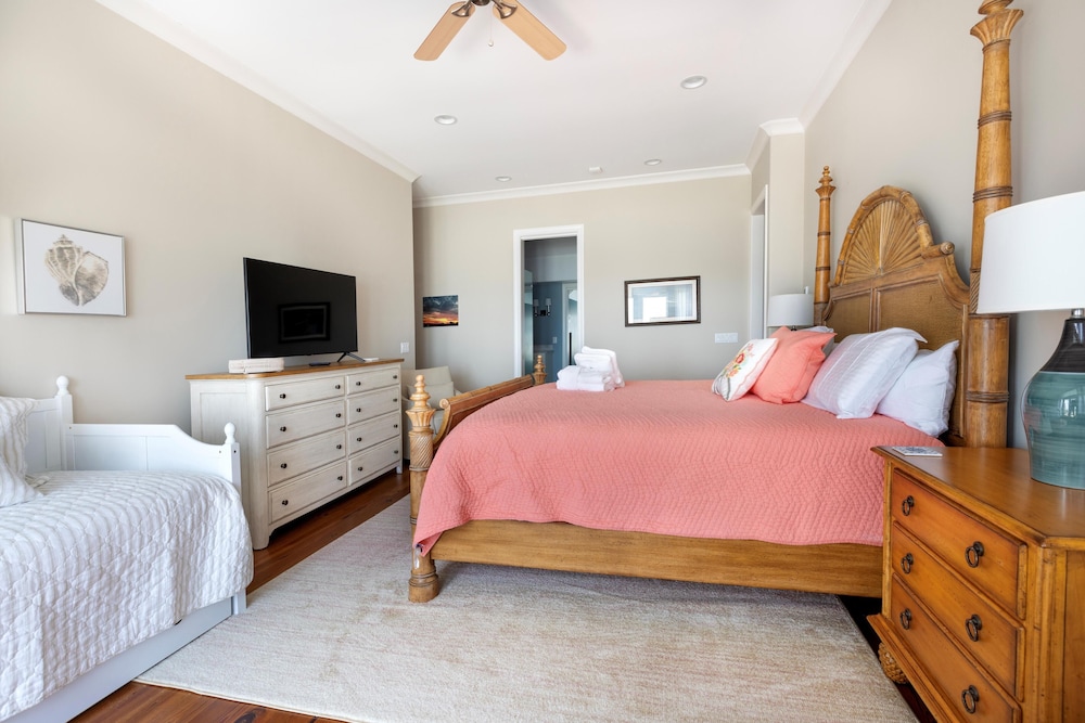 Luxury, Stunning 6 Bedroom Home with Saltwater Pool on the Beach