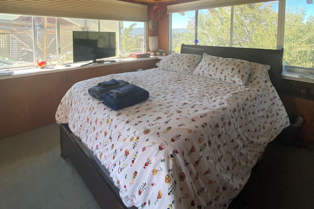 Mountain & Lake View Dog-friendly Retreat