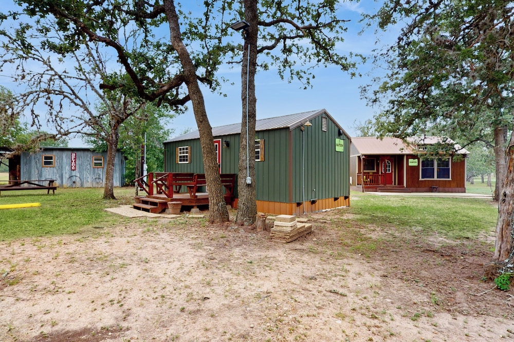1BR Rustic Cabin w/ Kitchenette, Streaming & Wifi