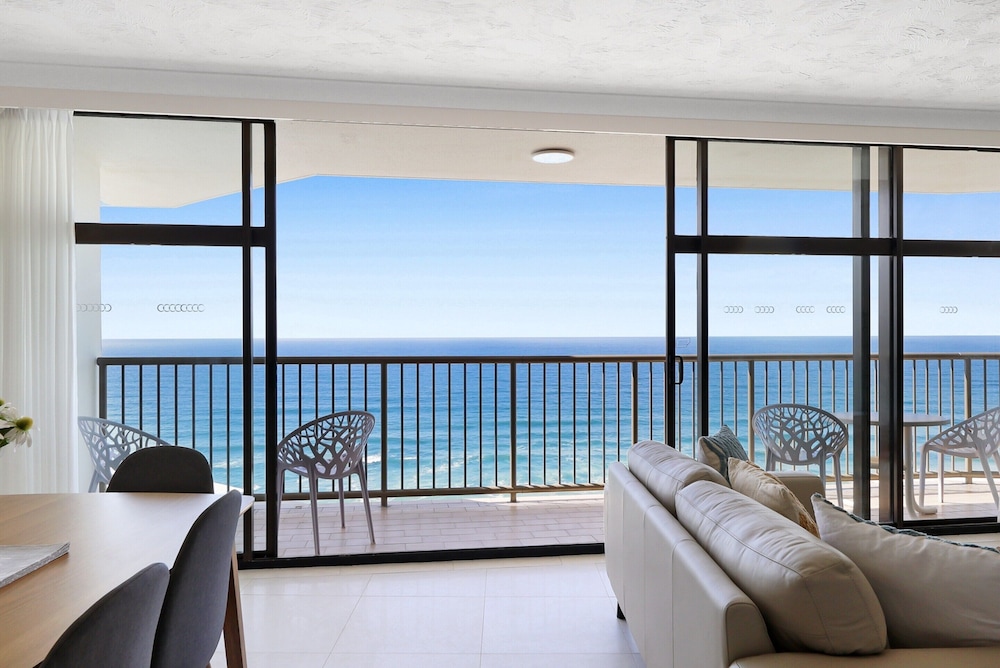 Beachfront Stylish Apartment With Ocean Views