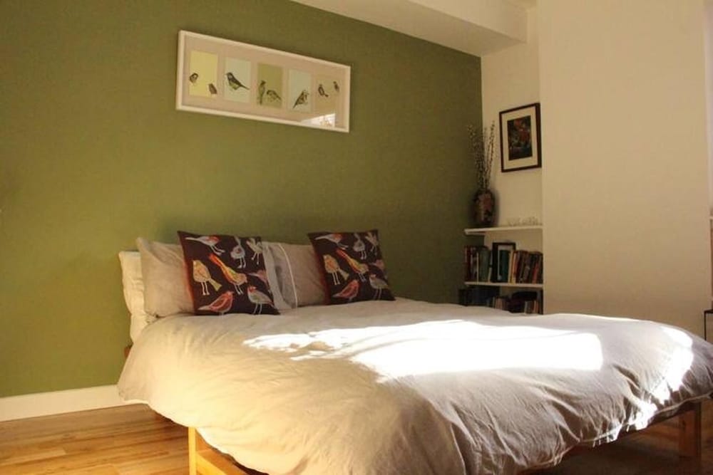 2-bed Seaside Apartment - Sleeps 5 & Free Parking