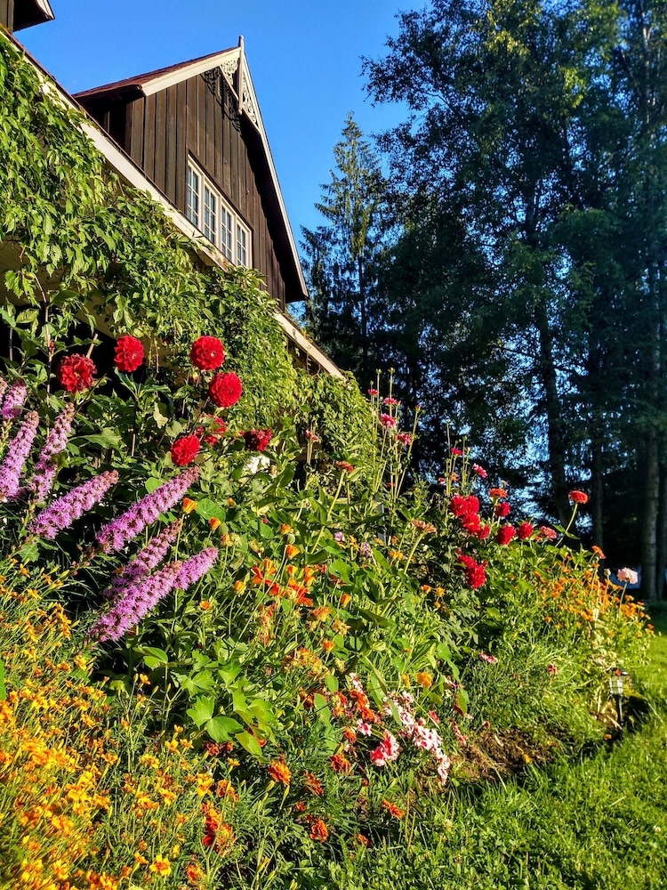 Wedgwood Manor and Glamping Retreat