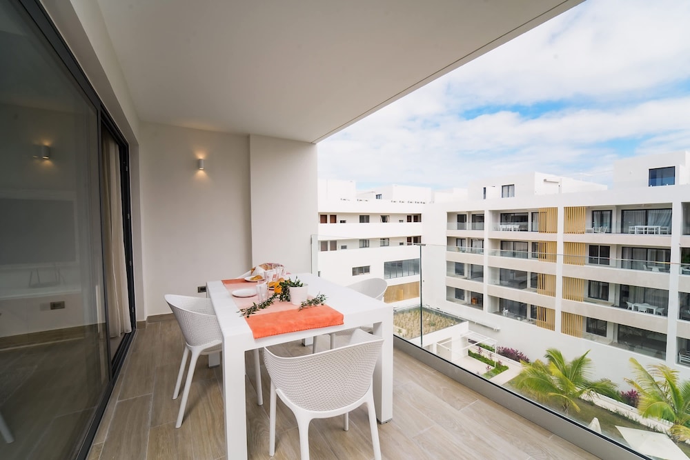 4 Bedroom Beach Penthouse w Private Rooftop