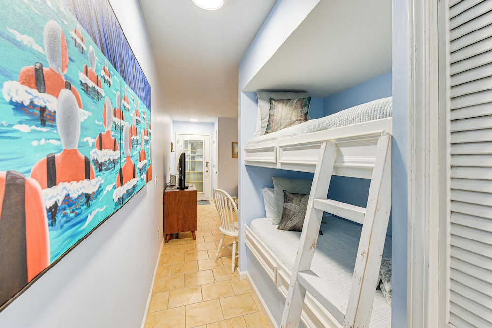 Walk to Pool & Beach: PCB Resort Getaway w/ Porch
