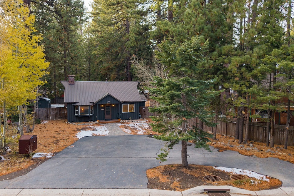 Westlake Cabin by Avantstay Hot Tub Near Skiing Walk to Restaurants Lake