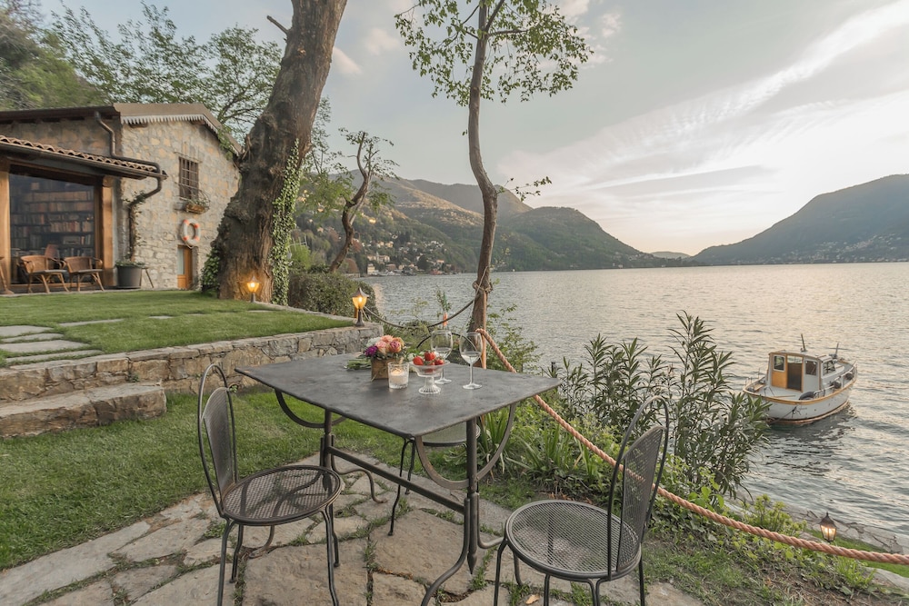 The Writer's Nest by Rent all Como