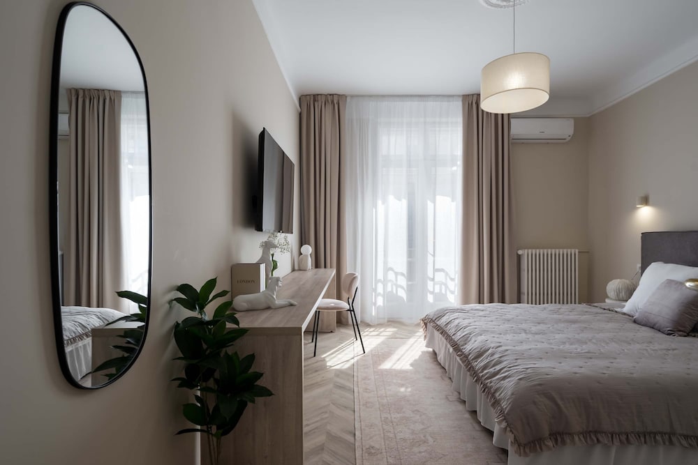 Elegant 3BR Retreat - Steps Away Cismigiu Gardens