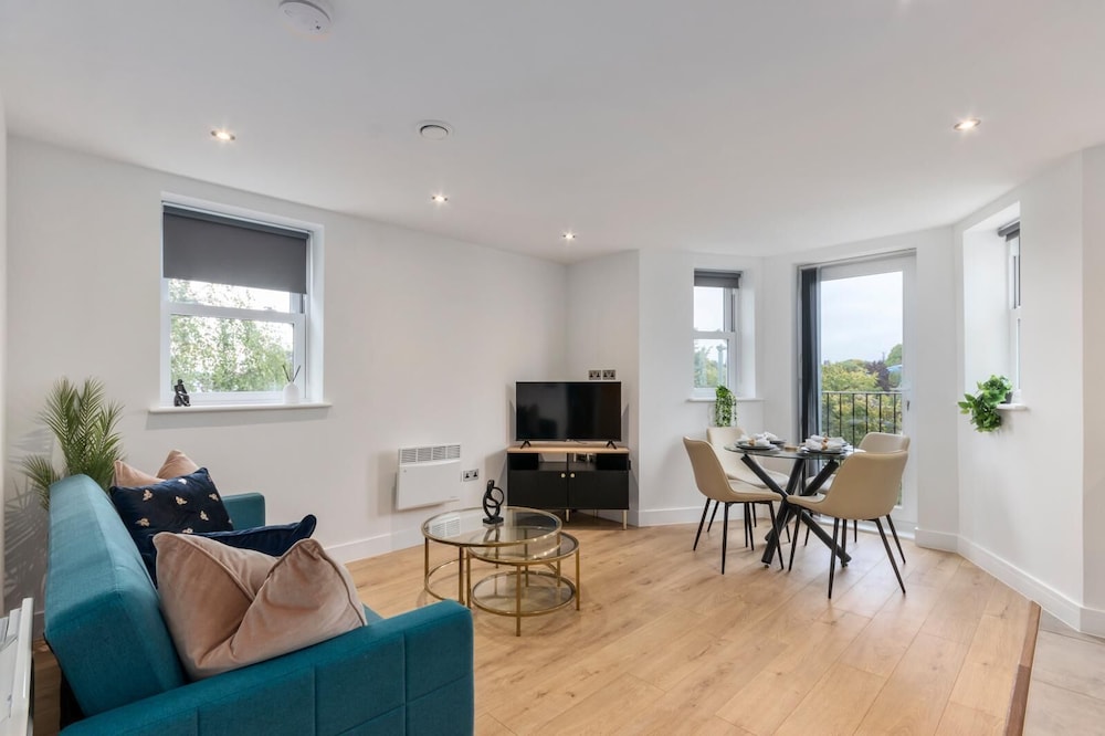Deluxe 2-BR Saarb Apartment Leatherhead
