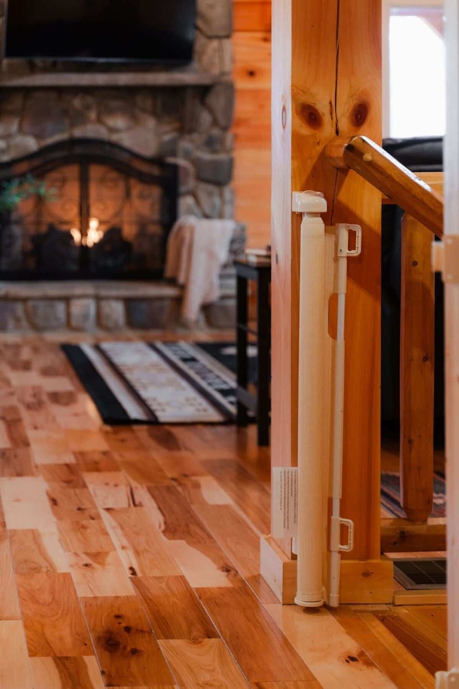 Sleeps 16! Luxury Cabin With Game Room & Hot Tub