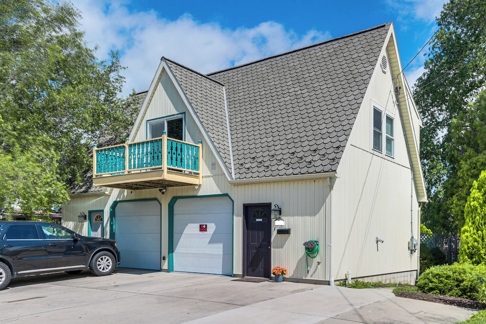 Walk to Town: Charming Unit w/ Balcony in Bedford!