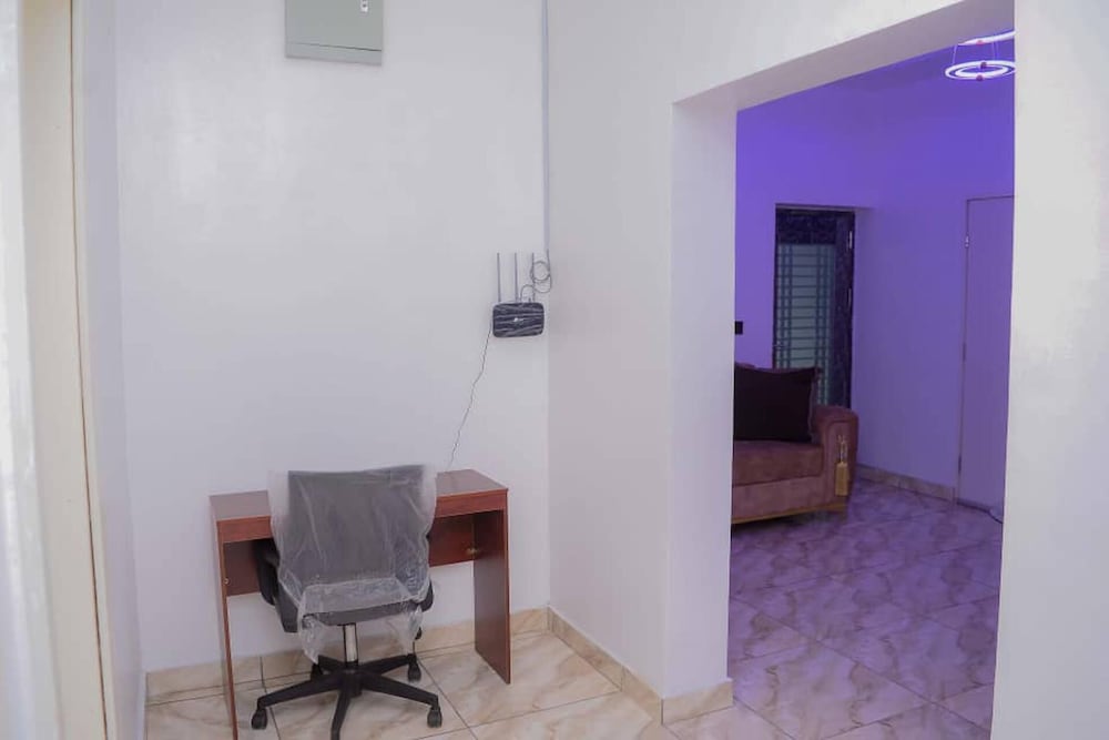 Bamgbose Apartments - Sleeps 2 - Parking - Balcony