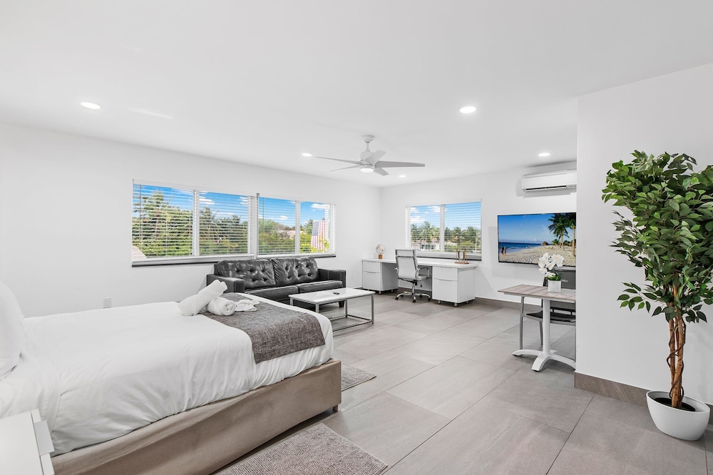 Unique Retreat - Unit D: Cool 2nd-floor Retreat