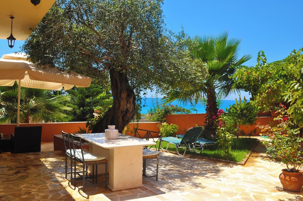 Holiday House Angelos on Agios Gordios Beach photo 3