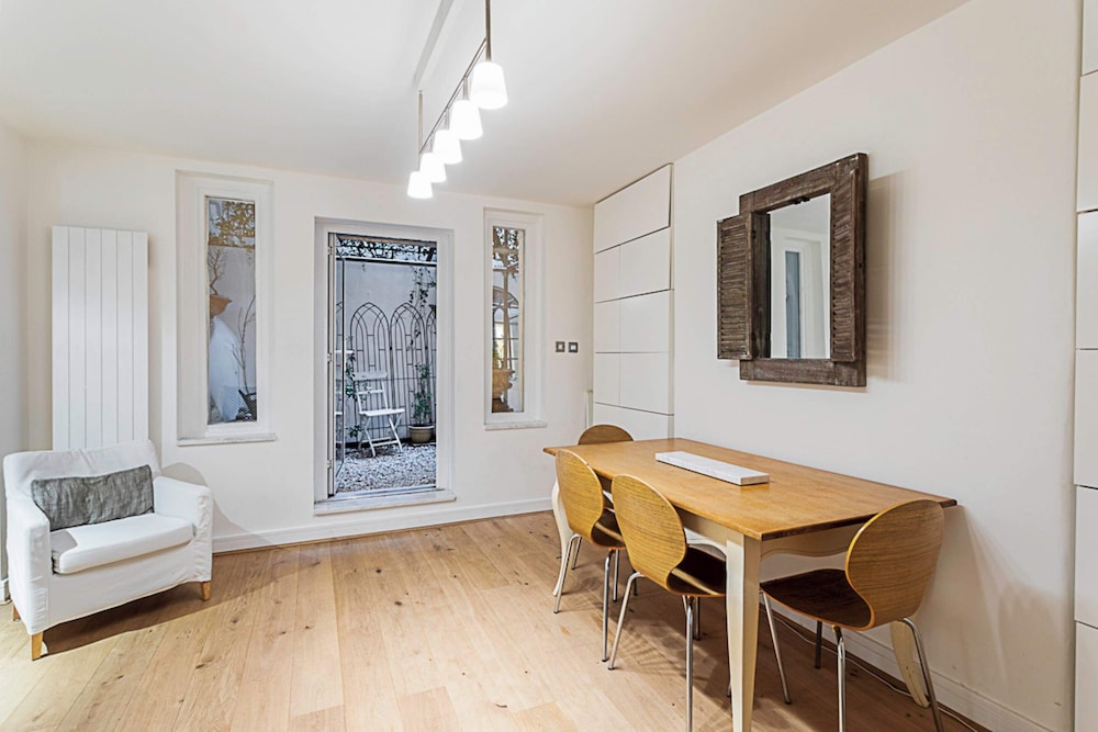 Richmond Hill Top Apartment