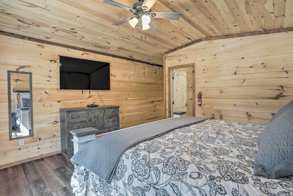 Lakeside Cabin w/ Kayaks: Near Cloudland Canyon! view 3