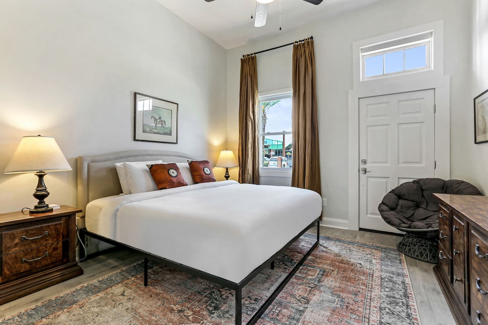 New Orleans Vacations - Renovated Historic 4BR House Near Magazine St Uptown - Property Image 21