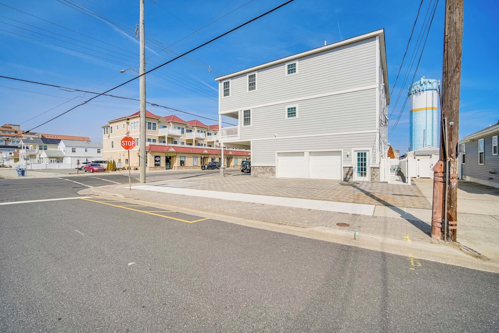 Walk to Beach: Spacious Condo in North Wildwood!