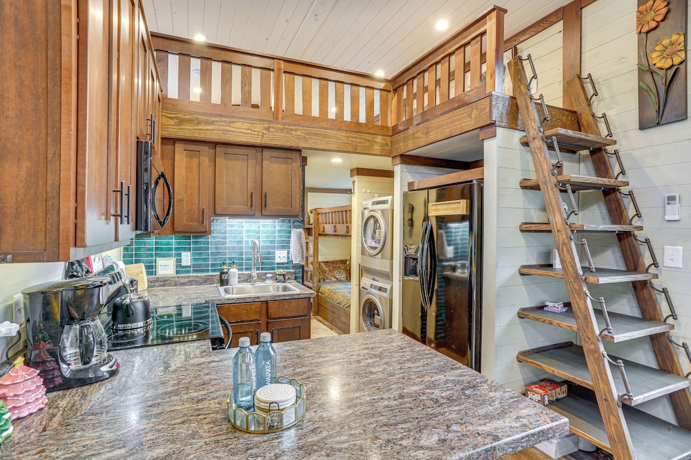 On-site Trails + Furnished Deck: Monteagle Escape!