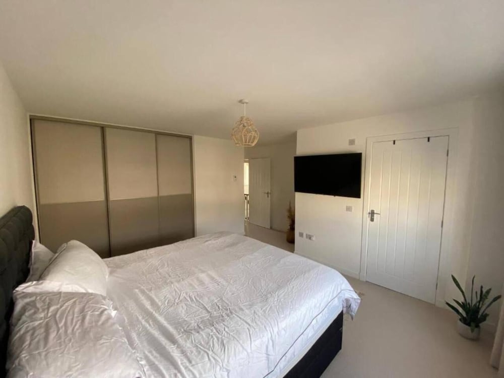 Beautiful 4 Bedroom 3 Beds House in Glasgow view 4