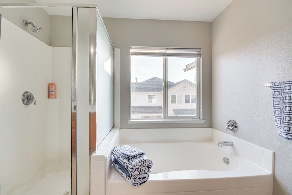 3 Mi to Downtown Merced: Family-friendly Home