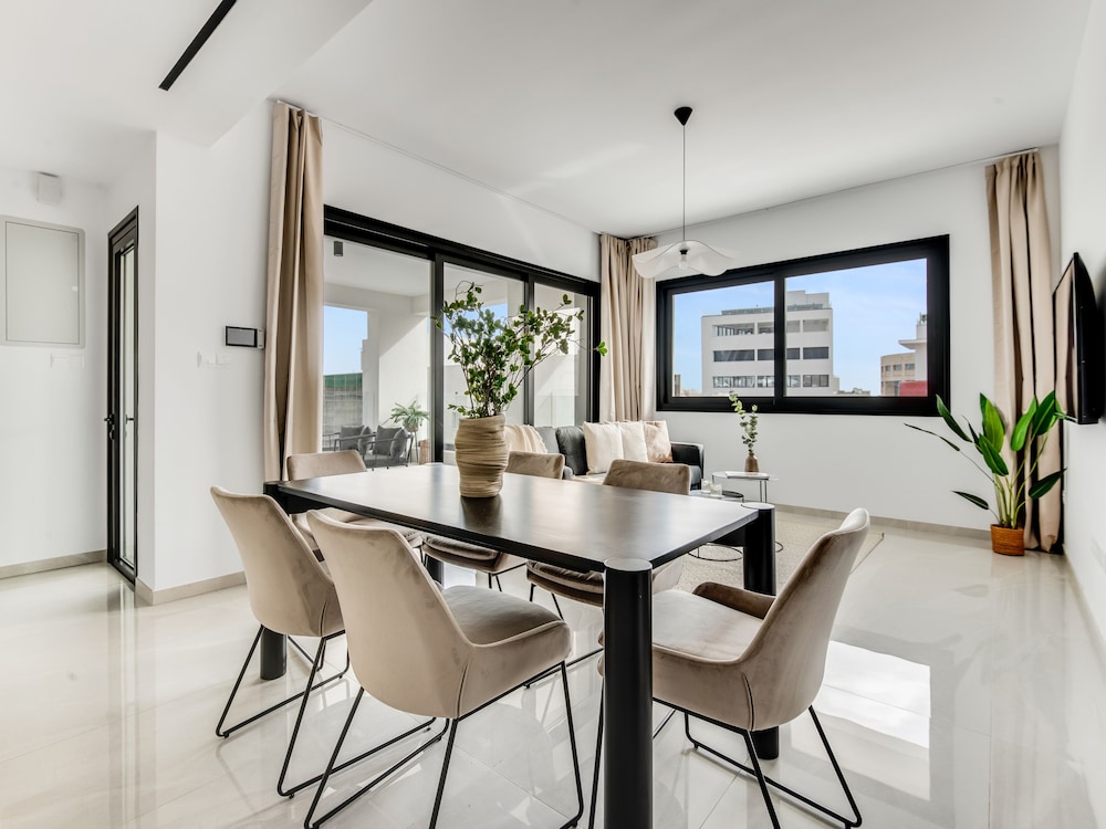 Sanders Premier - Nice 2 bdr apt With Balcony
