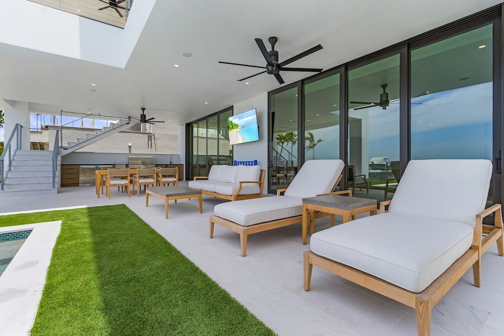 793 Shoreline Estate: 6bd/6br, Luxurious Pool Home On The Water! 6 Bedroom Home