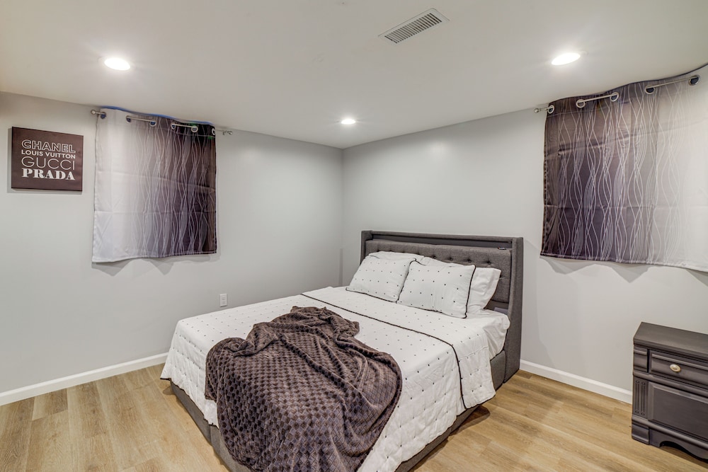 4 Mi to Lake Michigan: East Chicago Home w/ Grill