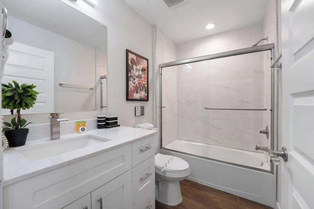 Beautiful 4BR Home w/ Modern Design